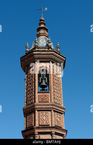 Der Glockenturm über dem Eingang zum Castillo de San Jorge wurde das Zentrum der spanischen Inquisition seit 300 Jahren in S Stockfoto