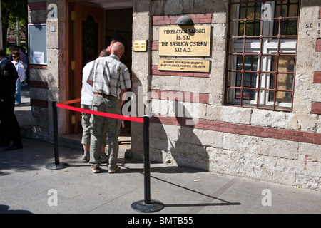 Touristen, die Zisterne, Yerebatan Sarnici, Sultanahmet, Istanbul, Türkei Stockfoto