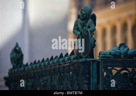 Detail der Bronze Zaun vor Cappella Colleoni in Citta Alta. Bergamo, Lombardei, Italien. Stockfoto