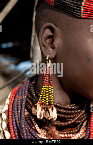 Afrika. Äthiopien. Omo-Tal. Dorf nieder. Karo-Tribeswoman. Stockfoto