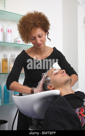 Ein Auszubildender Friseur im Salon Morante, Essen, Deutschland Stockfoto