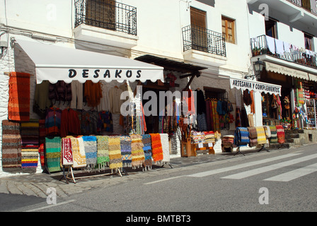 Lokal hergestellte Teppiche zum Verkauf in der Haupteinkaufsstraße Pampaneira, Las Alpujarras, Provinz Granada, Andalusien, Spanien, Europa. Stockfoto