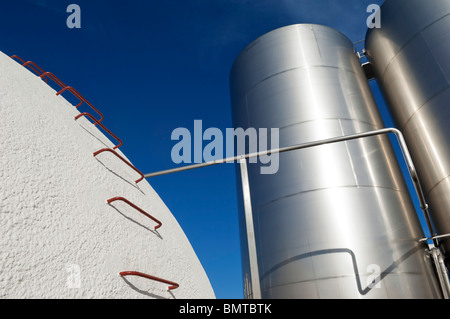 Edelstahl und Betonbehälter in einem Weingut, Alentejo, Portugal Stockfoto