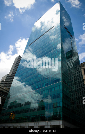 Das ehemalige Verizon-Gebäude neben dem Bryant Park in New York auf Donnerstag, 17. Juni 2010 zu sehen. (© Frances M. Roberts) Stockfoto