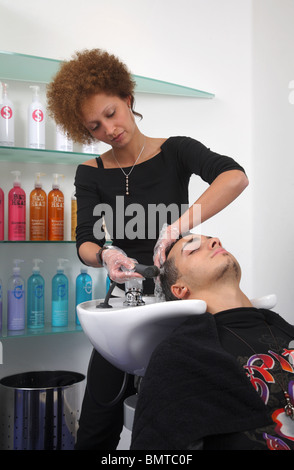 Ein Auszubildender Friseur im Salon Morante, Essen, Deutschland Stockfoto