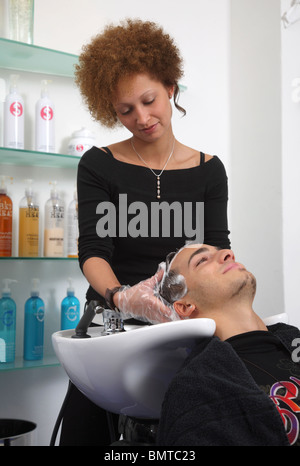 Ein Auszubildender Friseur im Salon Morante, Essen, Deutschland Stockfoto