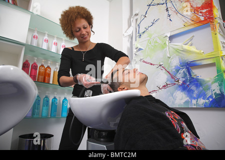 Ein Auszubildender Friseur im Salon Morante, Essen, Deutschland Stockfoto