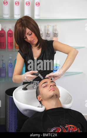 Ein Auszubildender Friseur im Salon Morante, Essen, Deutschland Stockfoto