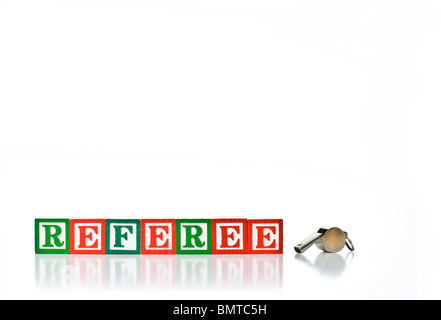Bunte Kinder-Blöcke Rechtschreibung Schiedsrichter mit einer Metall Pfeife Stockfoto