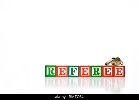 Bunte Kinder-Blöcke Rechtschreibung Schiedsrichter mit einer Metall Pfeife Stockfoto