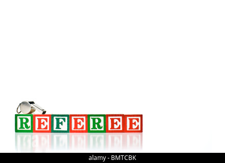 Bunte Kinder-Blöcke Rechtschreibung Schiedsrichter mit einer Metall Pfeife Stockfoto