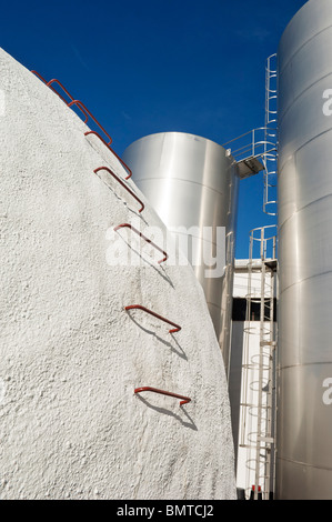 Edelstahl und Betonbehälter in einem Weingut, Alentejo, Portugal Stockfoto