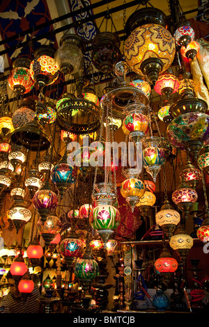 Innenbeleuchtung für Verkauf in den großen Basar, Istanbul, Türkei Stockfoto