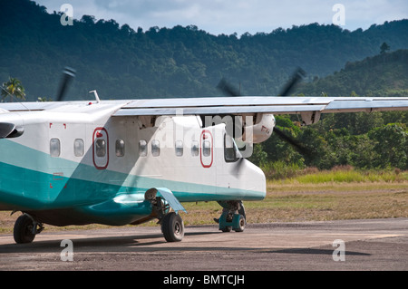 Bereit für den Start in ein Feld Ausreißer kleine Propeller-Flugzeug Stockfoto