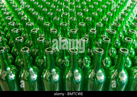 Große Gruppe von grünen recyceltem Glas Wein Flaschen Stockfoto