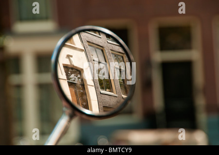 Stadt-Windows reflektieren in Fahrrad Spiegel Stockfoto