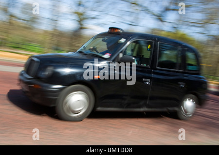 Schwarzes Taxi in London, London, Sonntag, 11. April 2010. Stockfoto