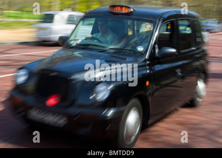 Schwarzes Taxi in London, London, Sonntag, 11. April 2010. Stockfoto