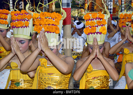 Indonesien-Bali, Anhänger Ehrerbietung vor dem Tempel. Stockfoto