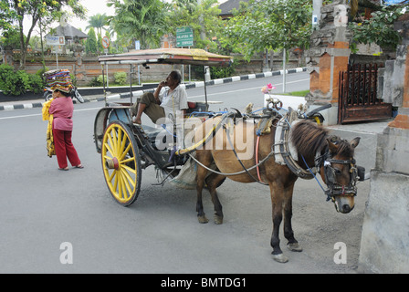 Indonesien-Bali, A Tonga Mann in Ruhe. Stockfoto