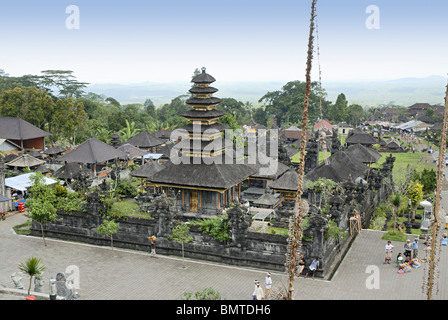 Indonesien-Bali, Muttertempel Besakih der alle Bali blüht mit Festlichkeiten hoch am Hang des Vulkans Gunung Agung Stockfoto