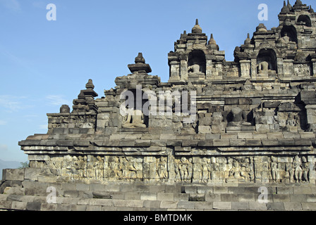 Indonesien-Java-Borobudur, Ecke Zuschauer links zeigt 2. Terrasse und kopflose Buddha im Schrein. Stockfoto