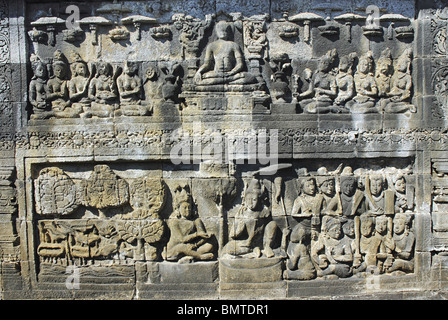 Indonesien-Java, Borobudur, oberen Panel zeigt Buddha sitzend mit Anhänger und untere Leiste zeigt König mit sitzenden Krieger, thir Stockfoto