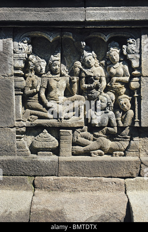 Indonesien-Java-Borobudur, König sitzen mit weiblichen Begleitern. Stockfoto
