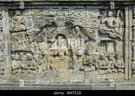 Indonesien-Java-Borobudur, 4. Terrasse/Galerie-Westseite. Bodhisattvas? sitzen in der Lehre Haltung mit Anhängern auf beiden si Stockfoto