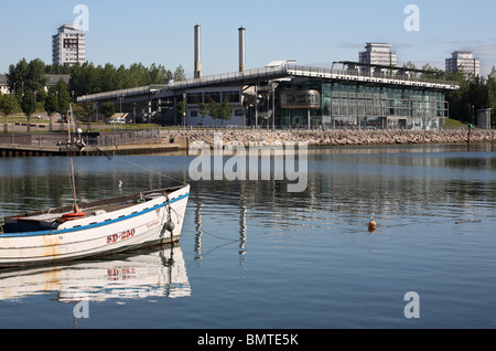 Die National Glass Centre Sunderland, vom Fisch Kai auf der anderen Seite des Flusses gesehen. Im Vordergrund steht die Coble 'Wyndways', England, Großbritannien Stockfoto