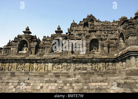 Indonesien-Java-Borobudur, 2. Terrasse und oben, Bild zeigt Buddha im Heiligtum auf der westlichen Seite. Stockfoto