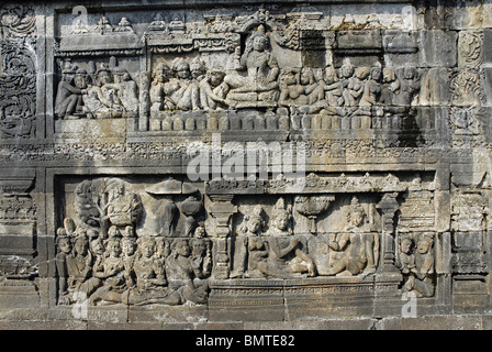 Indonesien-Java-Borobudur, oberen Panel zeigt König sitzt auf dem Thron sitzende weibliche Figuren. Untere Leiste zeigt König & Königin Stockfoto