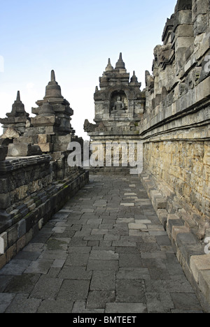 Indonesien-Java-Borobudur, General-View 4. Galerie, Bild zeigt Buddha in Padmasana in eine Shrinelet. Stockfoto