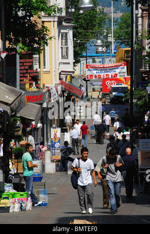 ISTANBUL, TÜRKEI. Eine geschäftige Straßenszene in Kadiköy auf der asiatischen Ufer des Bosporus. 2009. Stockfoto