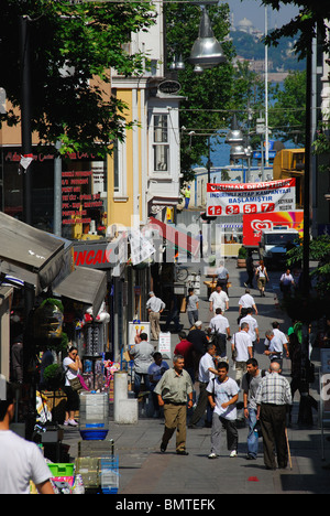 ISTANBUL, TÜRKEI. Eine geschäftige Straßenszene in Kadiköy auf der asiatischen Ufer des Bosporus. 2009. Stockfoto