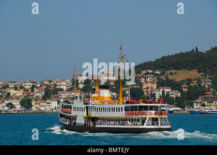 ISTANBUL, TÜRKEI. Eine Fähre nähert sich Heybeliada, eines der Prinzeninseln im Marmarameer. 2009. Stockfoto