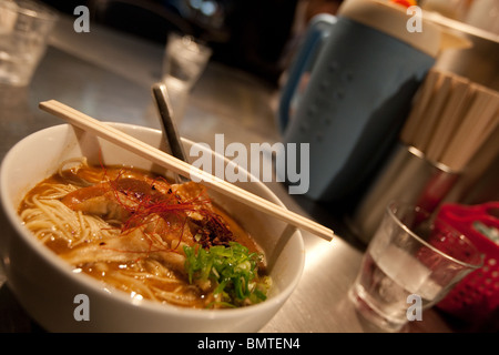 Schalen von Ramen-Nudeln im Ramen Restaurant /bars in Tokio, Japan, Mittwoch, 28. April 2010. Stockfoto