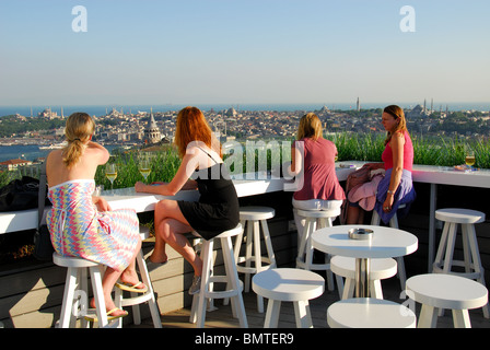 BEYOGLU, ISTANBUL, TÜRKEI. Junge Frauen genießen Sonnenuntergang Getränke in der Rooftop Bar über Mikla Restaurant in Beyoglu. 2009. Stockfoto