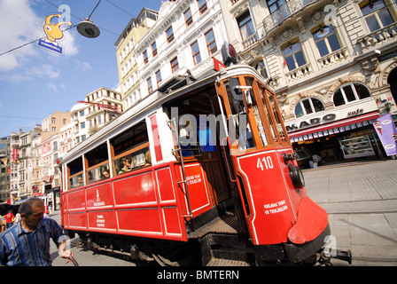 ISTANBUL, TÜRKEI. Eine Straßenbahn auf der Einkaufsstraße Istiklal Caddesi im Stadtteil Beyoglu. 2009. Stockfoto