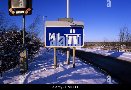 Roadsign Angabe Beginn der Autobahn M1 in der Nähe von Leeds im Winterschnee Yorkshire UK Stockfoto