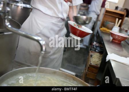 Sehr etabliertes, sehr hoch angesehen und traditionelle (oder 'Old School') 'Harukiya' Ramen-Nudel-Restaurant, Tokio. Stockfoto
