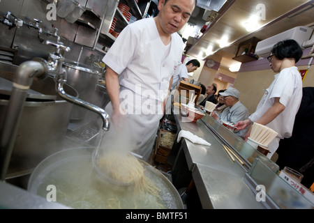 Sehr etabliertes, sehr hoch angesehen und traditionelle (oder 'Old School') 'Harukiya' Ramen-Nudel-Restaurant, Tokio. Stockfoto