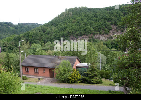 Hügel Dorf Haus steile Straße Wald Gebirge Stockfoto