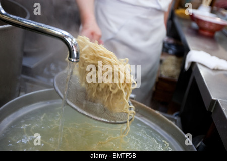 Sehr etabliertes, sehr hoch angesehen und traditionelle (oder 'Old School') 'Harukiya' Ramen-Nudel-Restaurant, Tokio. Stockfoto