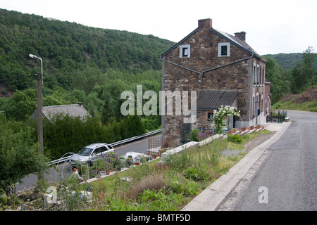 Hügel Dorf Haus steile Straße Wald Gebirge Stockfoto