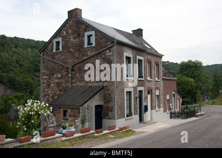 Hügel Dorf Haus steile Straße Wald Gebirge Stockfoto