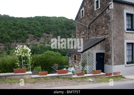 Hügel Dorf Haus steile Straße Wald Gebirge Stockfoto