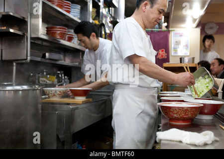 Sehr etabliertes, sehr hoch angesehen und traditionelle (oder 'Old School') 'Harukiya' Ramen-Nudel-Restaurant, Tokio. Stockfoto