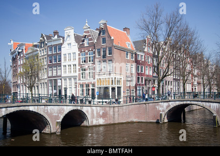 Amsterdamer Grachtenhäuser in der Stadt Amsterdam, Niederlande Stockfoto