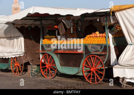 Frischer gepresster Orangensaft in den Platz Jemaa El Fna aus den traditionellen Anbietern verkauft. Marrakesch. Marokko. Afrika. Stockfoto